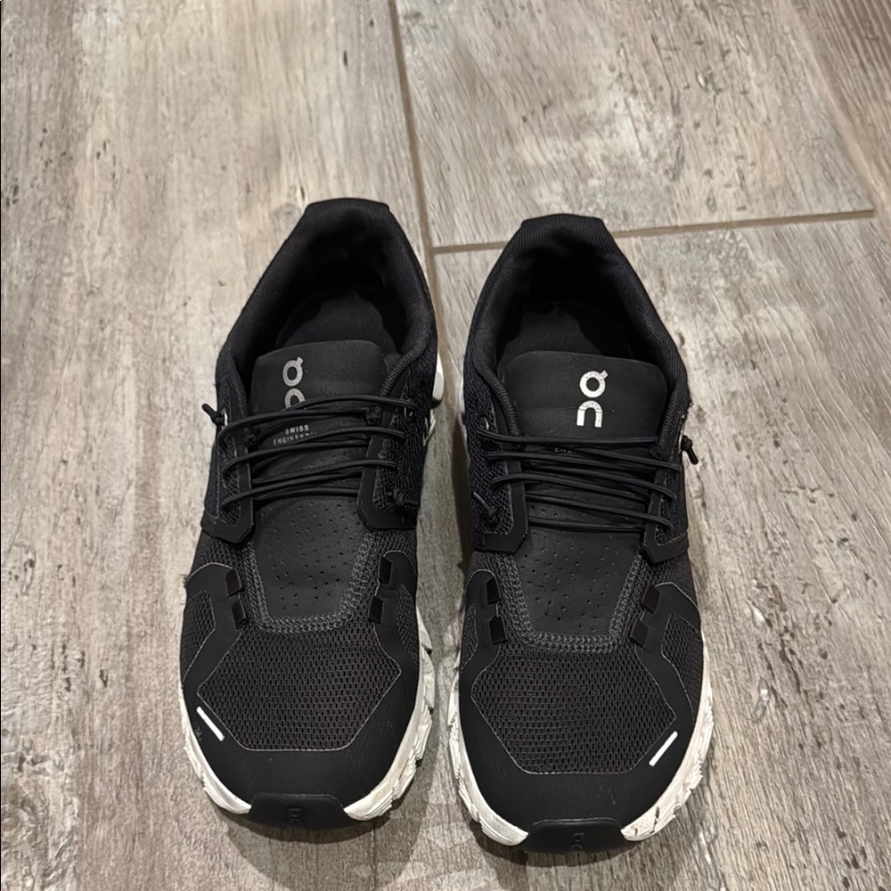 On Running Women’s Black Cloud 5 Shoes size 8